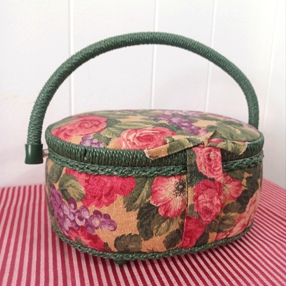 Vintage Sewing Box With Notions - Picture 12 of 14